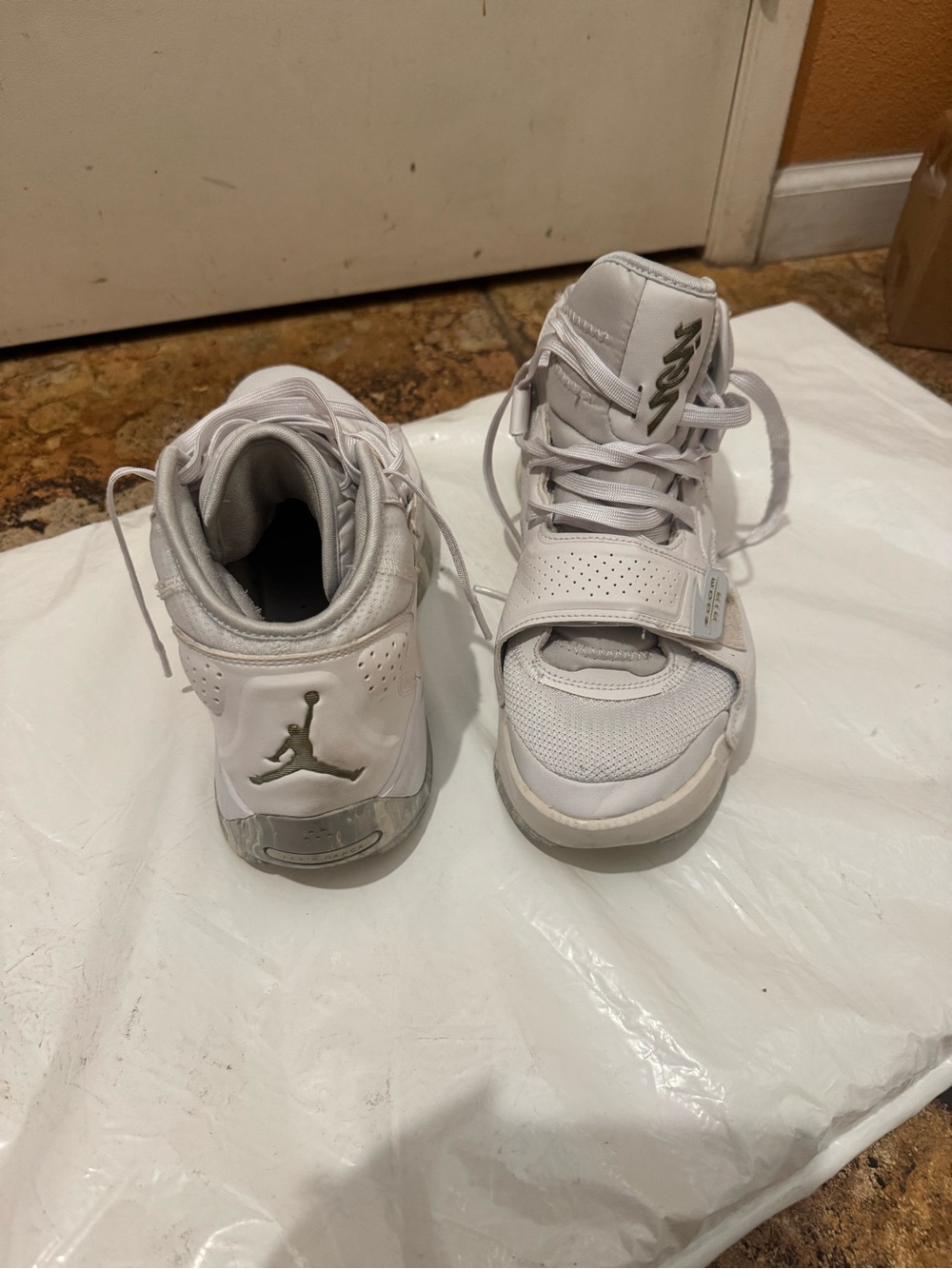 Jordan Zoom Air White High-Top Basketball Shoes. Size 10. Used.